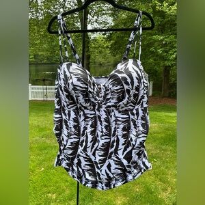 Lane Bryant Relaxed 42F Underwire Swim Tankini Top Black & White Print